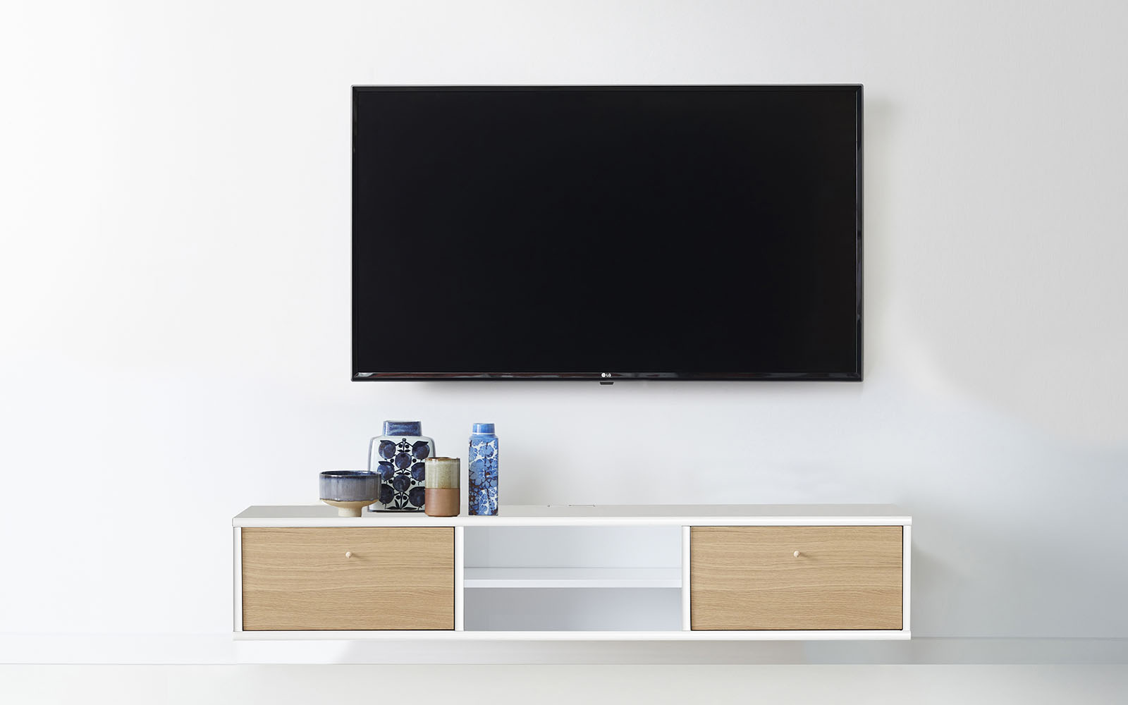 Mistral tv møbel - Hvid/Lyst træ - Fineret træ/Lakeret MDF (133x33x22 cm.)